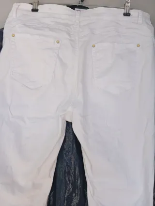 Vaqueros elásticos blancos