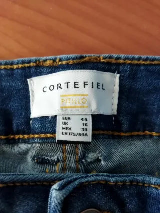 Pantalones vaqueros desgastados