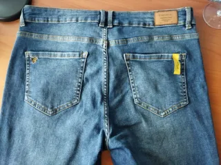 Pantalones vaqueros desgastados