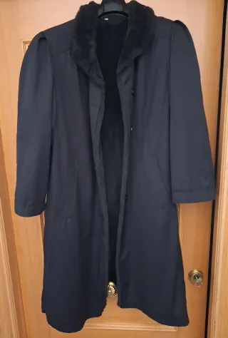 Abrigo largo negro con forro de pelo