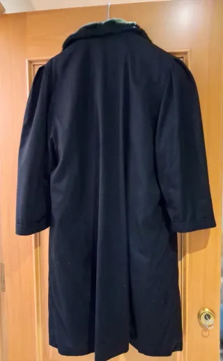 Abrigo largo negro con forro de pelo