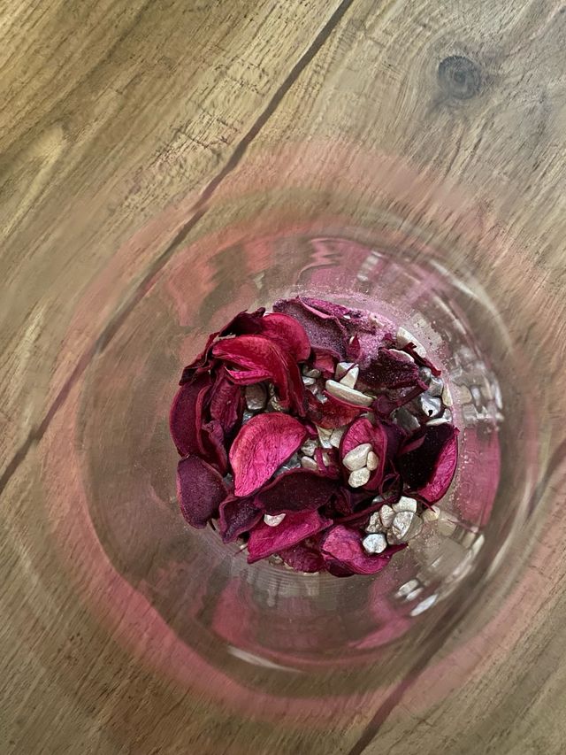 Vaso decorativo con fiori secchi e pietre