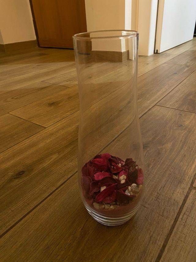 Vaso decorativo con fiori secchi e pietre