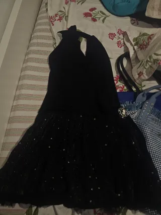 Vestido de fiesta negro con pedrería