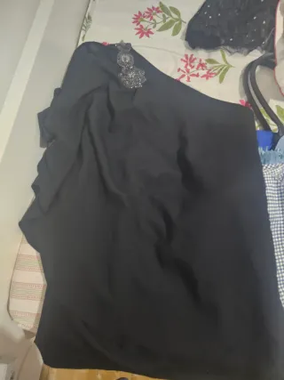 Vestido de fiesta negro con pedrería