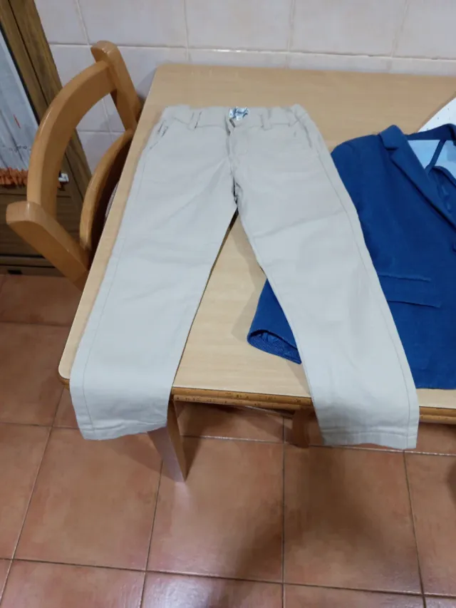 Traje niño americana, pantalón y 2 camisas T4