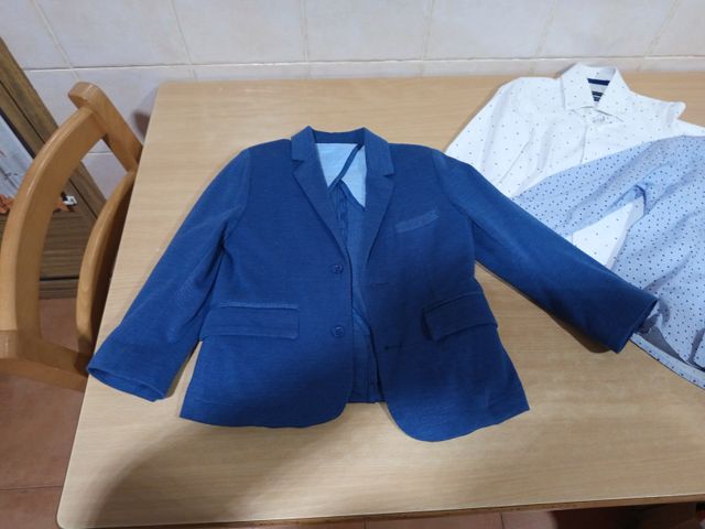 Traje niño americana, pantalón y 2 camisas T4