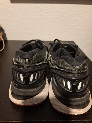 Zapatillas running Asics negras y rojas