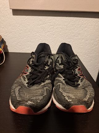 Zapatillas running Asics negras y rojas