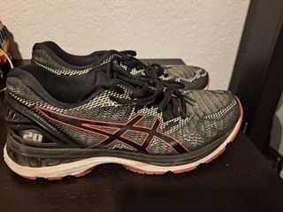 Zapatillas running Asics negras y rojas