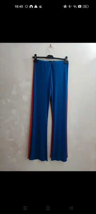 Pantaloni blu con banda rossa due oantaloni
