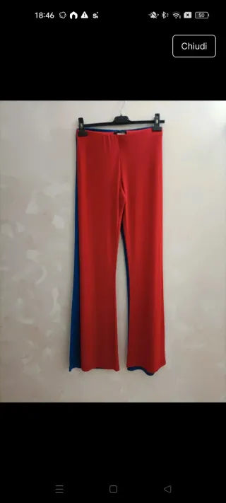 Pantaloni blu con banda rossa due oantaloni