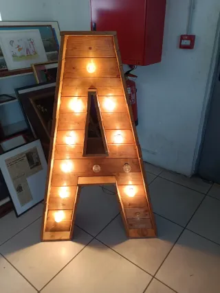 Letra A Gigante Decorativa con Bombillas