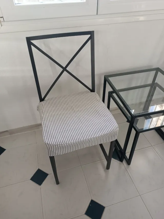 Sillas de salón metálicas y base de nea