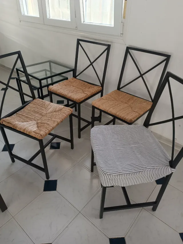 Sillas de salón metálicas y base de nea