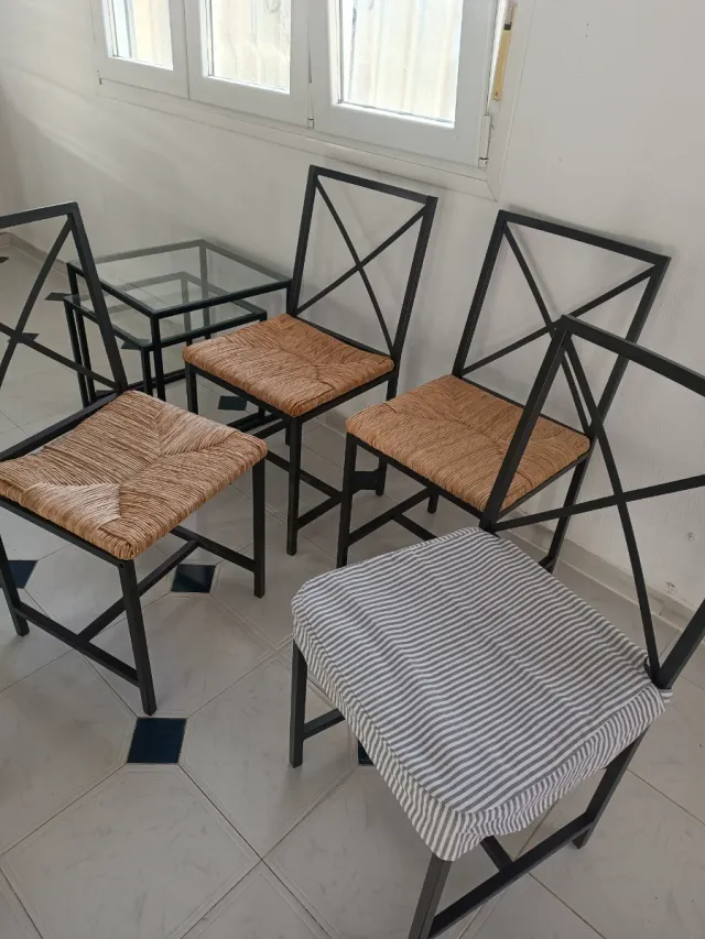 Sillas de salón metálicas y base de nea