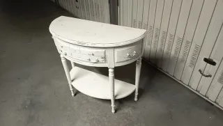 Cómoda blanca de madera estilo vintage