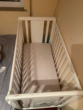 Cuna de bebé blanca con colchón