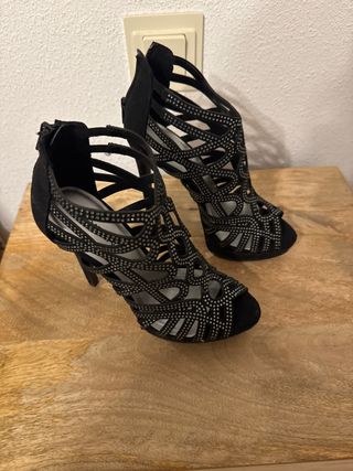 Sandalias de tacón con pedrería