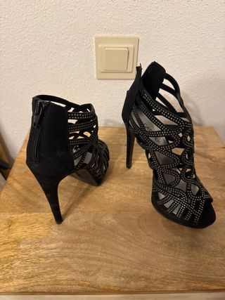 Sandalias de tacón con pedrería