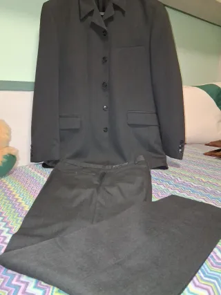 Traje chaqueta de hombre gris.