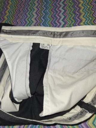 Traje chaqueta de hombre gris.