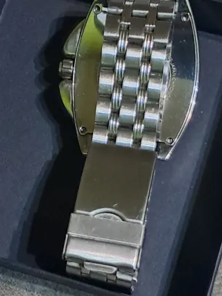 Reloj Rojo y Plateado