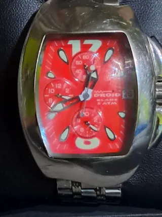 Reloj Rojo y Plateado