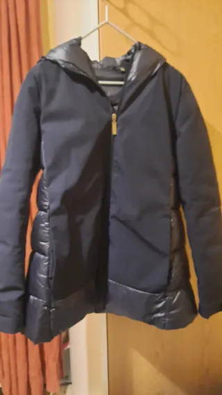 Parka azul marino con capucha