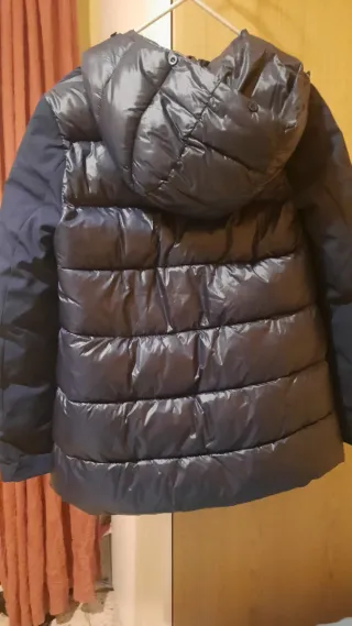 Parka azul marino con capucha