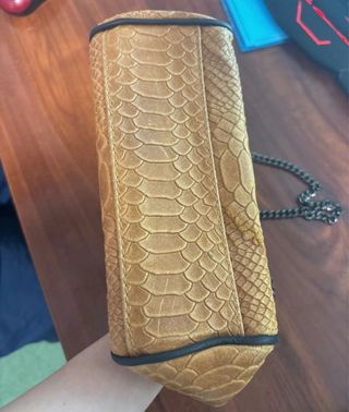 Bolso de mano con lazo y cadena