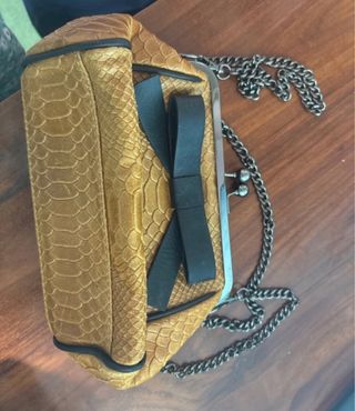 Bolso de mano con lazo y cadena