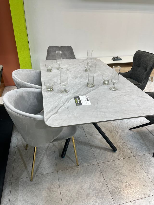 Mesa de comedor gris con patas doradas