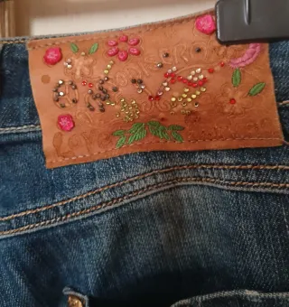 Jeans con strass e ricami