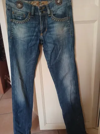 Jeans con strass e ricami