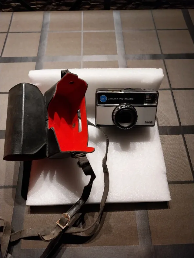 Câmera Kodak Instamatic 255X com capa