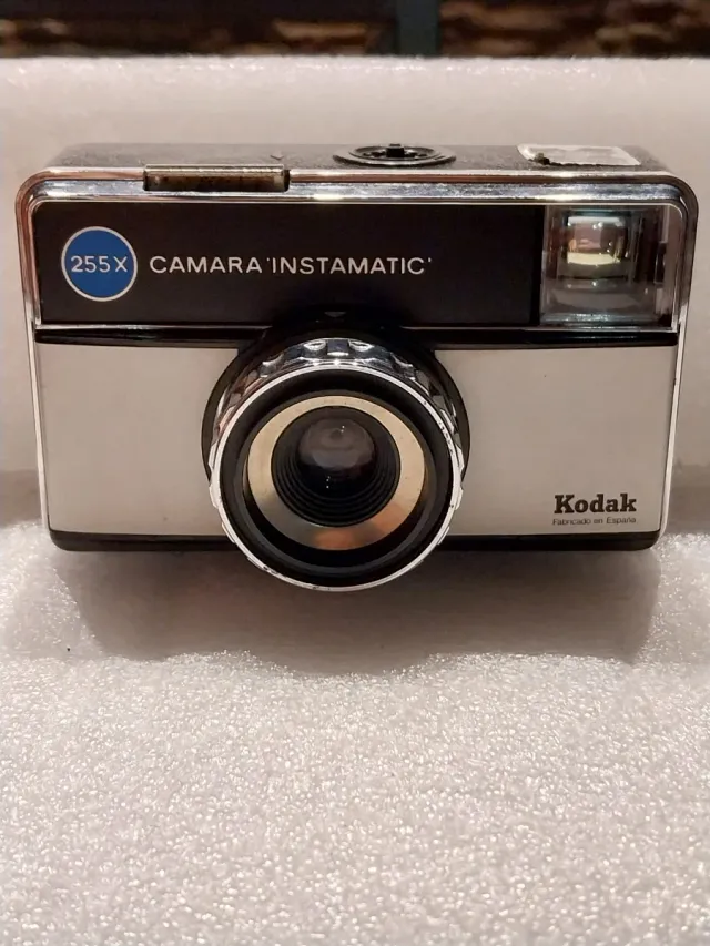 Câmera Kodak Instamatic 255X com capa