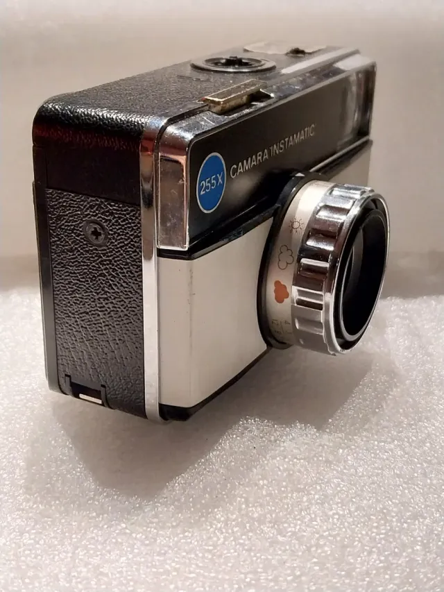Câmera Kodak Instamatic 255X com capa