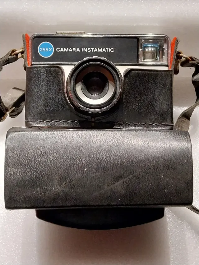 Câmera Kodak Instamatic 255X com capa