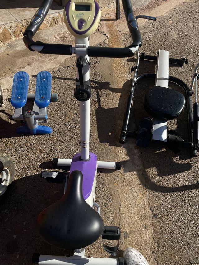 Bicicleta Estática Morada y Blanca