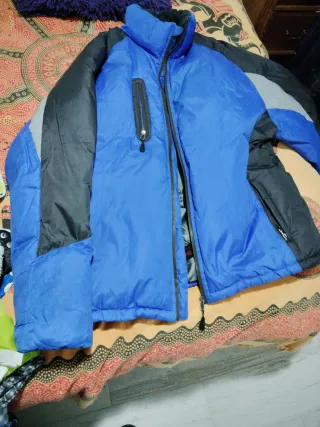 Abrigo de plumas azul y negro Talla XL