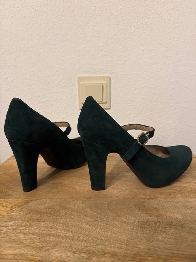 Zapatos de tacón verde con tira