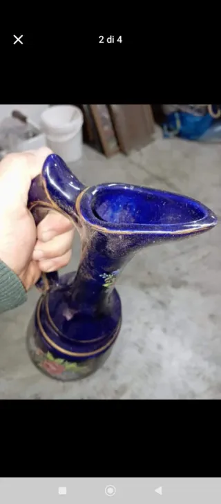 Brocca in porcellana blu e oro dipinta a nano