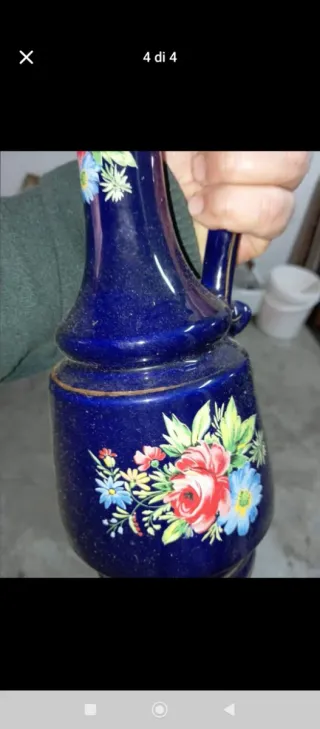 Brocca in porcellana blu e oro dipinta a nano