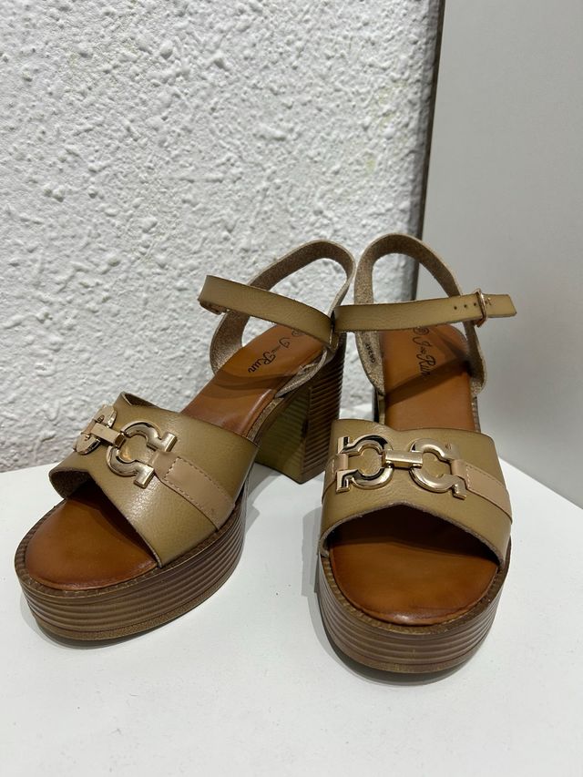 Sandalias de plataforma con hebilla dorada