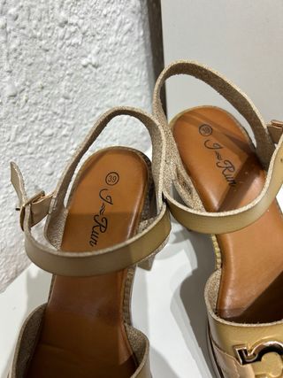 Sandalias de plataforma con hebilla dorada