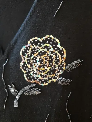 Top fiesta negro con detalles de lentejuelas.