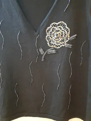 Top fiesta negro con detalles de lentejuelas.