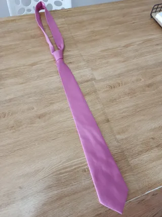 Corbata rosa usada una vez