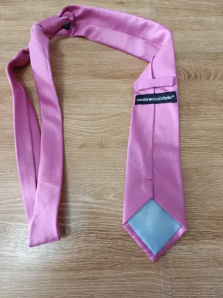 Corbata rosa usada una vez